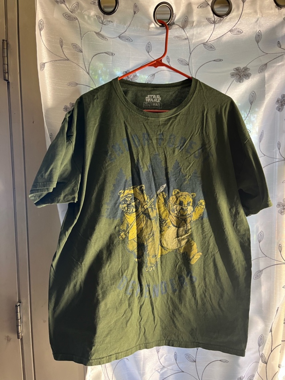 Women’s XL Star Wars green graphic tee ⭐️ reads “Endor forest defenders”